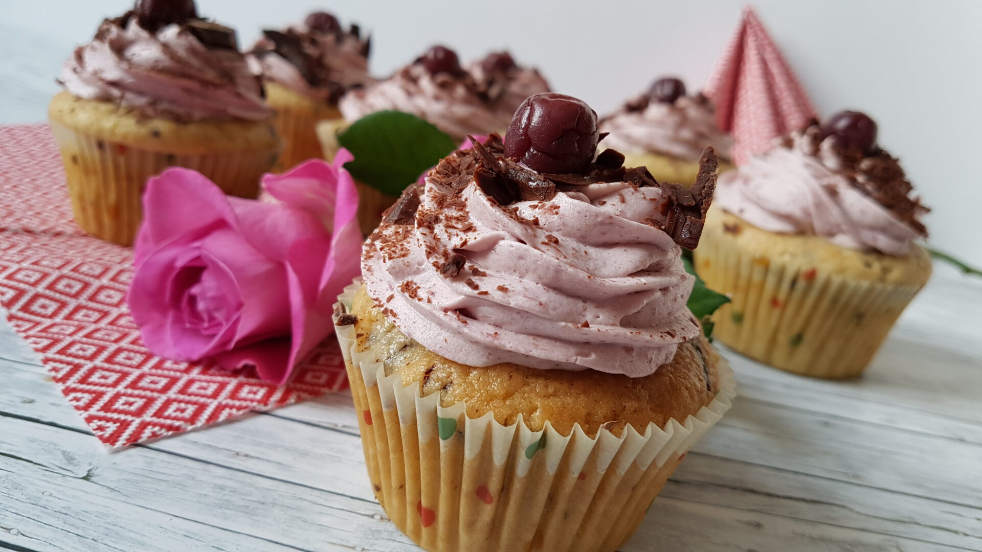 Schoko-Vanillecupcakes mit Kirschcreme