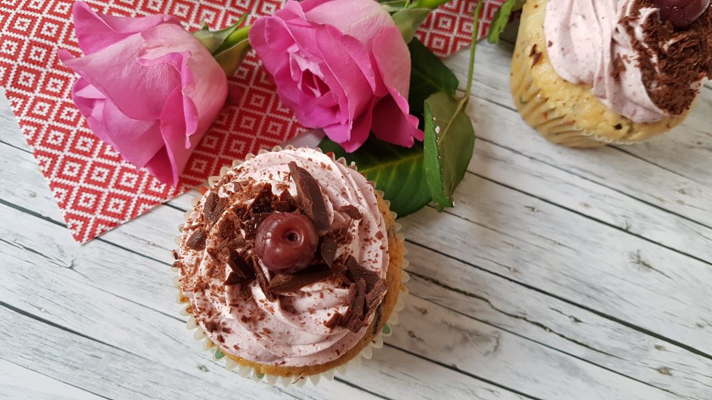 Schoko-Vanillecupcakes mit Kirschcreme mit Xylit