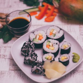 veganes Sushi mit Gemüse und Obst