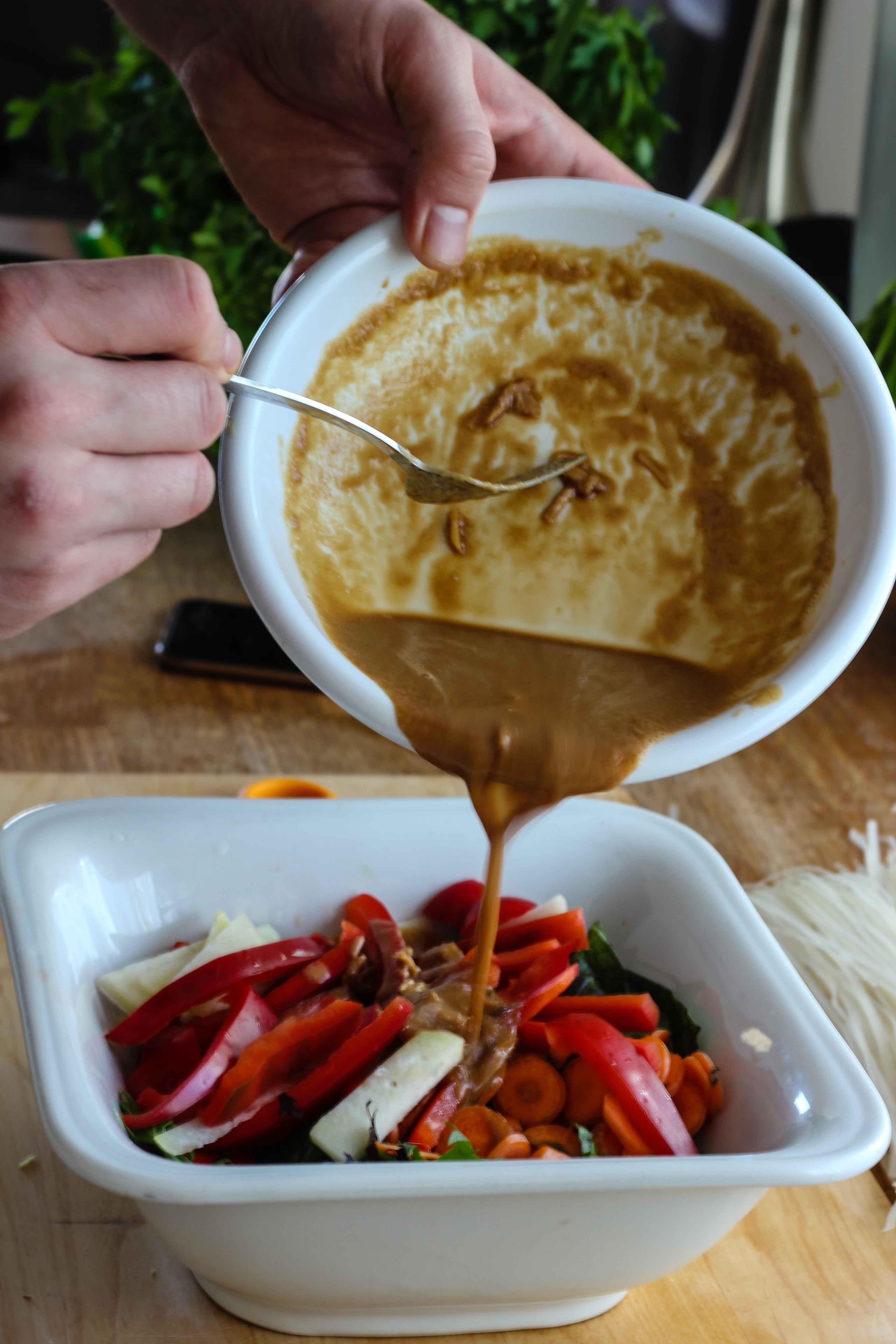 Veganes Tahin Dressing für Reisnudelsalat