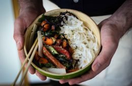 vegan reisnudelsalat mit tahin