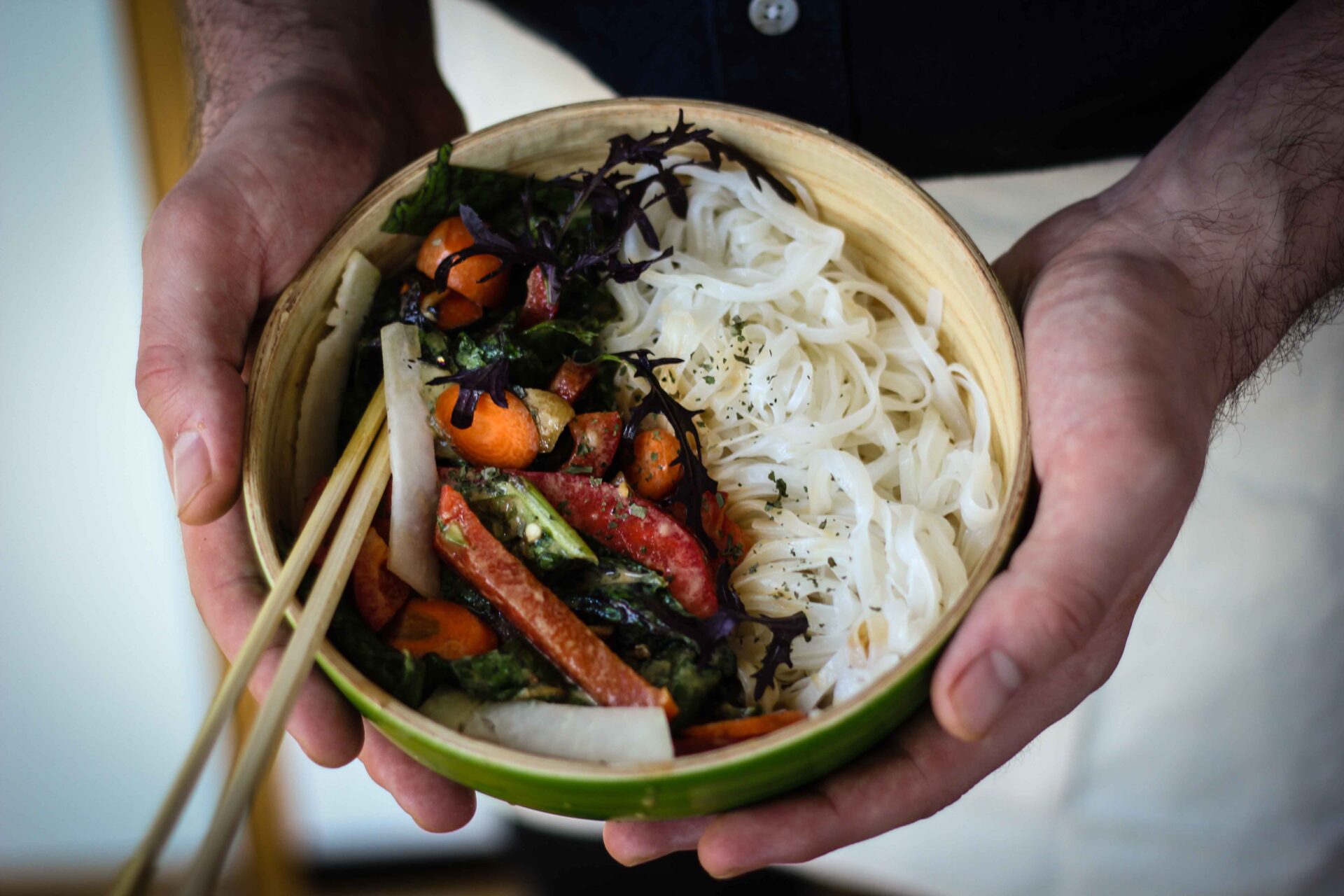 vegan reisnudelsalat mit tahin