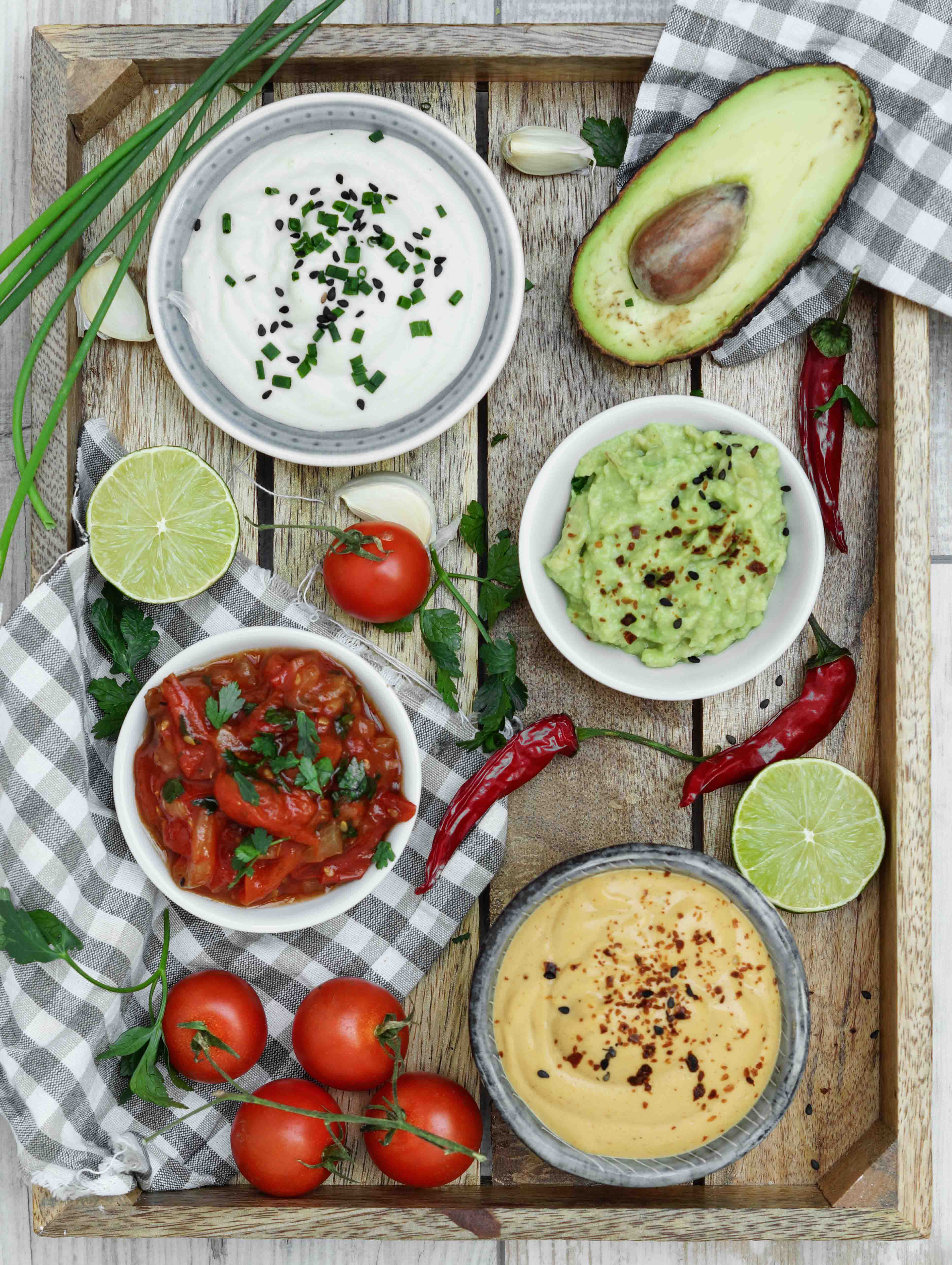 Tortilla chips und vegane Dips