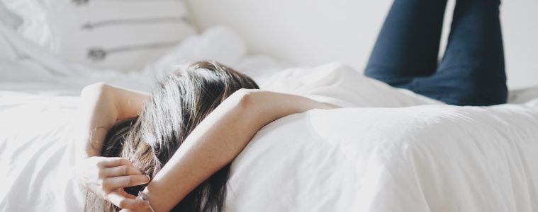 Frau liegt auf dem bett