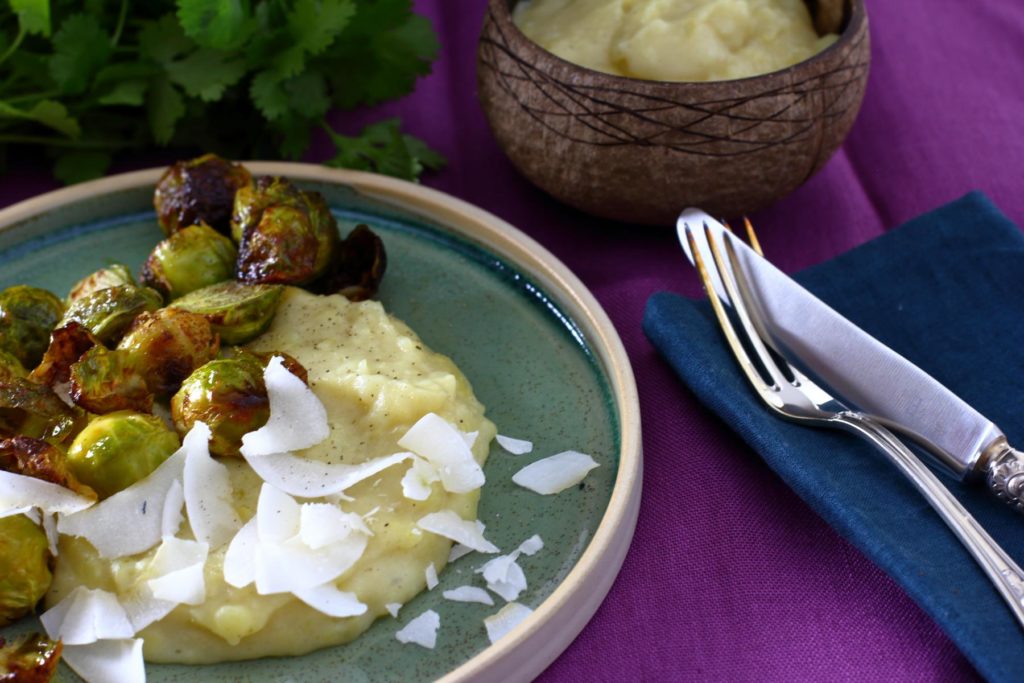 Chili-Zimt-Rosenkohl aus dem Ofen mit Kokos-Kartoffelstampf und Koriander
