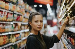 Mädchen im Supermarkt
