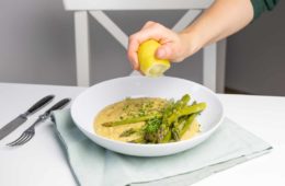 Grüner Spargel aus dem Ofen auf Kräuterpolenta