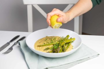 Grüner Spargel aus dem Ofen auf Kräuterpolenta