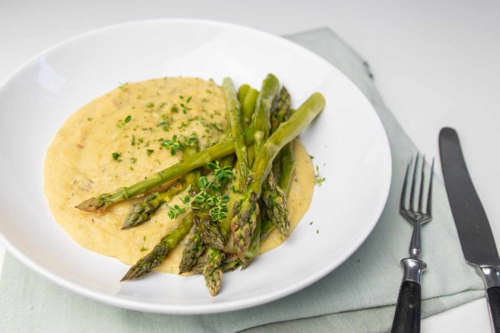 gruenerspargelaufkraeterpolenta_MangoldundMuskat