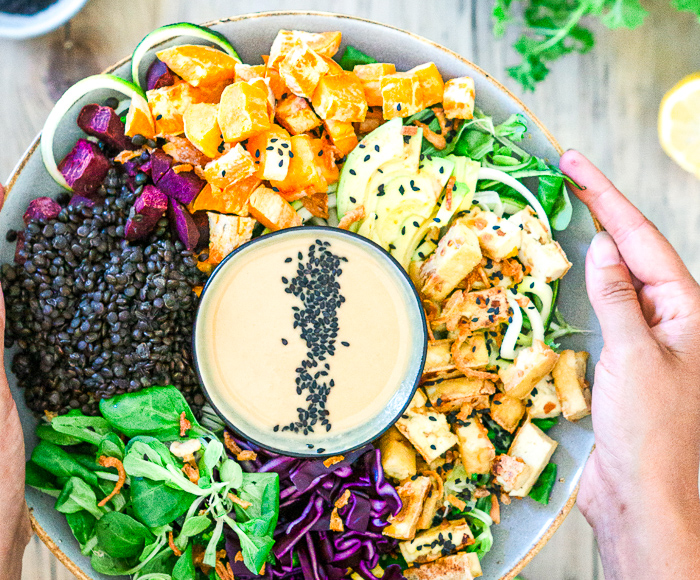 Vollwertige vegane Buddha Bowl nährstoffe essen