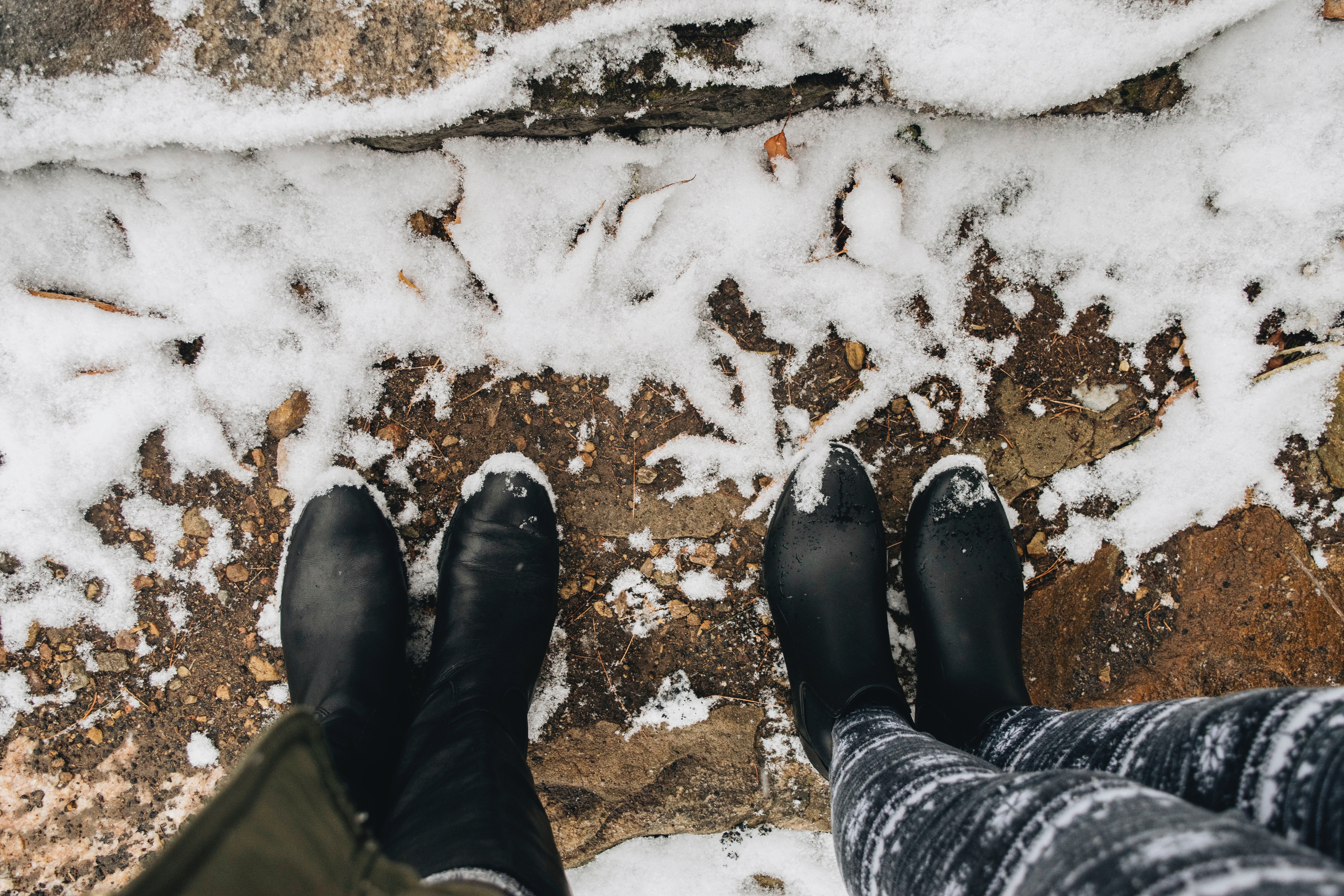 Головой в снег ногами. Ноги в снегу. Ноги в сугробе. Ноги девушки в снегу. Снег под ногами.