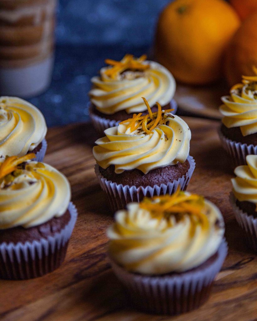 Vegane Kaffee-Schoko-Cupcakes mit Orangenbuttercreme