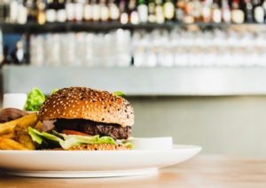 Vegane Burger kannst du in vielen Restaurants in Deutschland essen