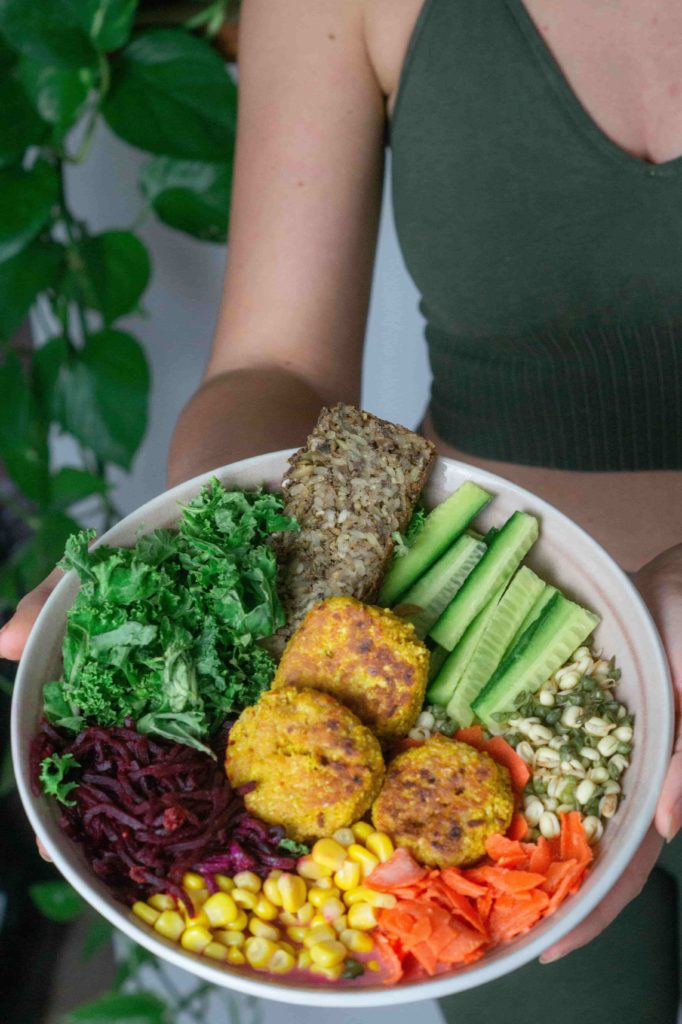 Vegane Buddha Bowl mit fermentiertem Gemüse