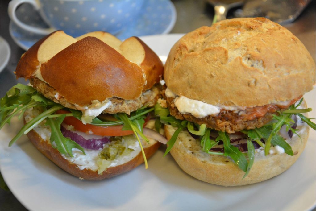 vegane burger essen im loving hut in wien