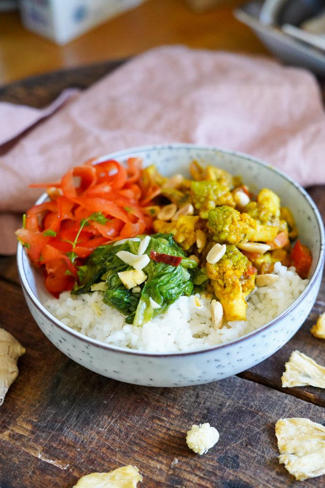 Buddha Bowl Erdnuss Bowl mit Ananas