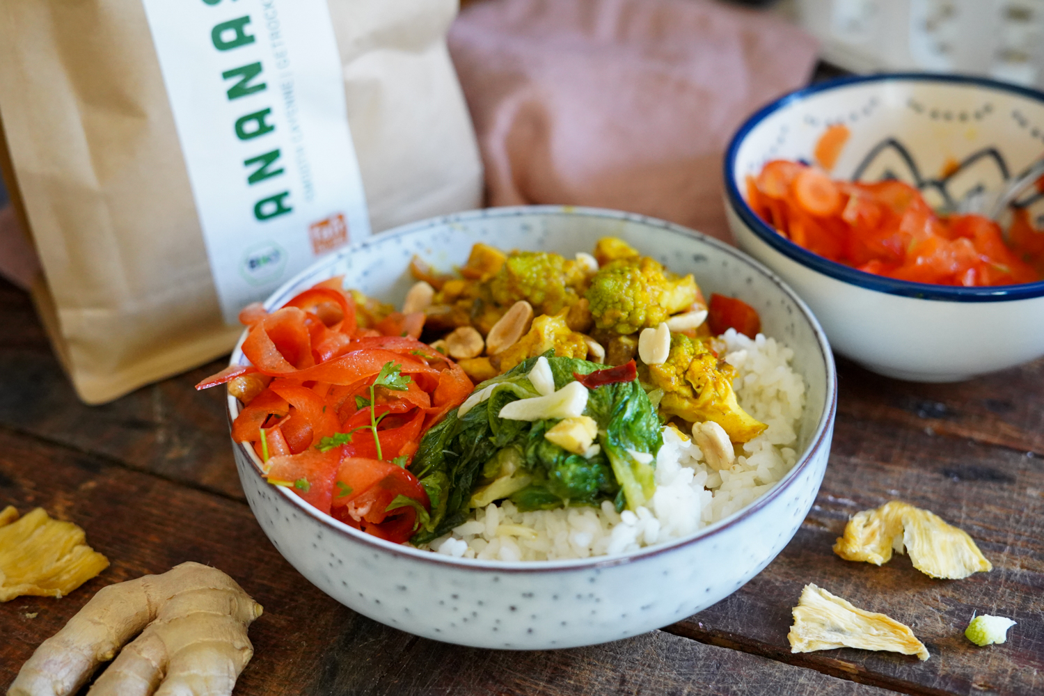 Buddha Bowl Erdnuss Bowl mit Ananas-5