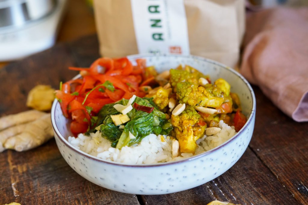 Buddha Bowl Erdnuss Bowl mit Ananas