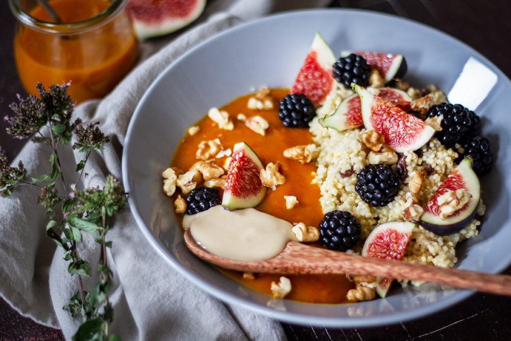Hirse-Porridge mit süßem Kürbispüree und Feigen