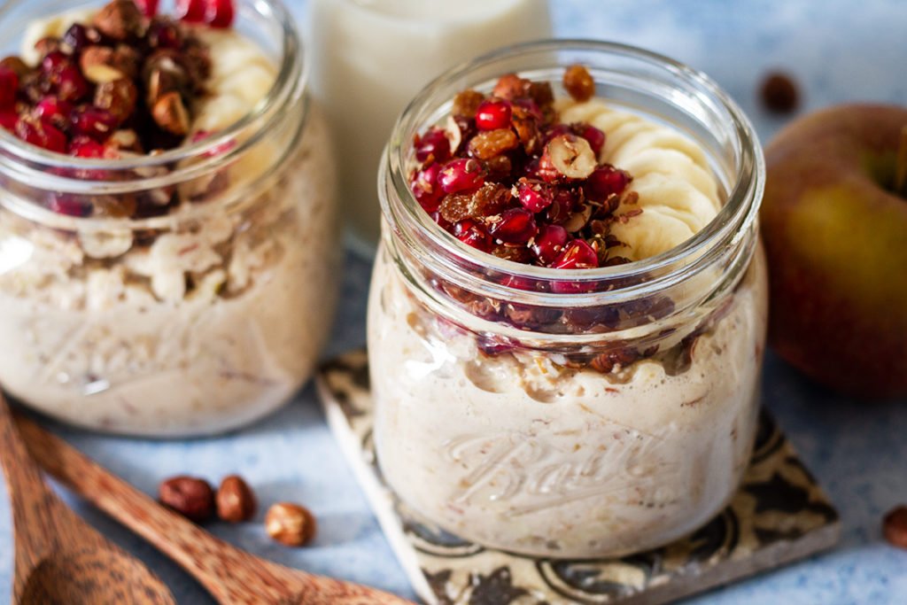 Veganes Bircher-Müsli mit Granatapfel-Nuss-Topping