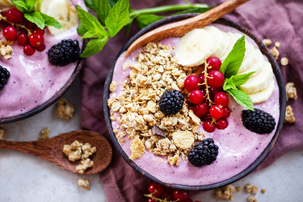 Frozen Smoothie-Bowl mit Beeren und Kokosmilch