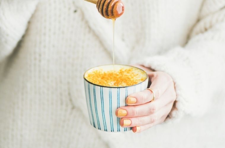 Goldene Milch mit Agavendicksaft