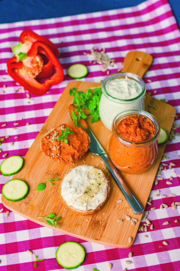 Cashew-Hanf-Vrischkäse (weiß) neben dem Pazuto Aufstrich (rot) © Carmen Hercegfi