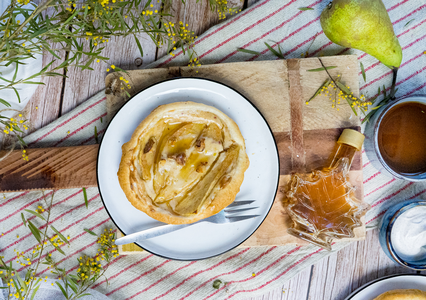 Birnen-Blätterteigtassen mit Ahornsirup & Crème fraîche