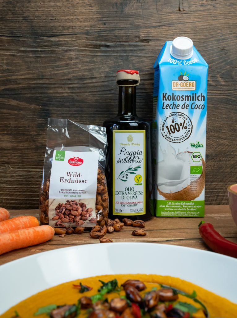 Karotten-Kokos-Linsensuppe mit feurigen Koriander-Erdnüssen