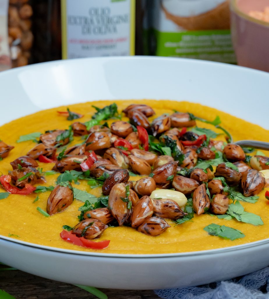 Karotten-Kokos-Linsensuppe mit feurigen Koriander-Erdnüssen 