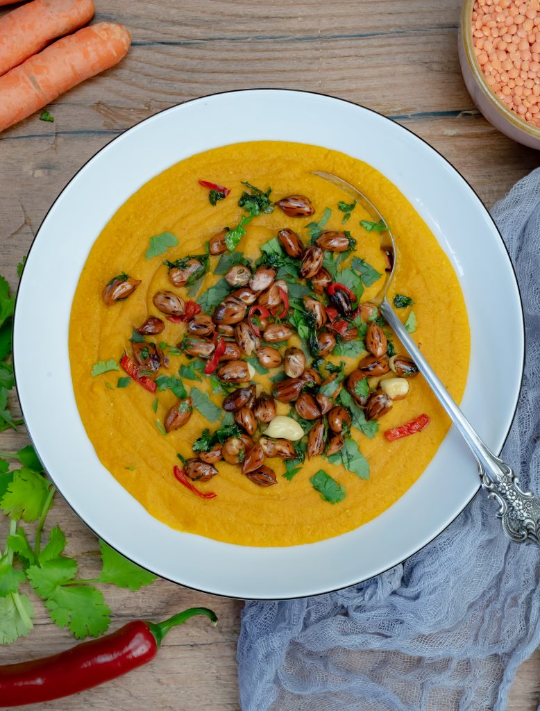 Karotten-Kokos-Linsensuppe mit feurigen Koriander-Erdnüssen