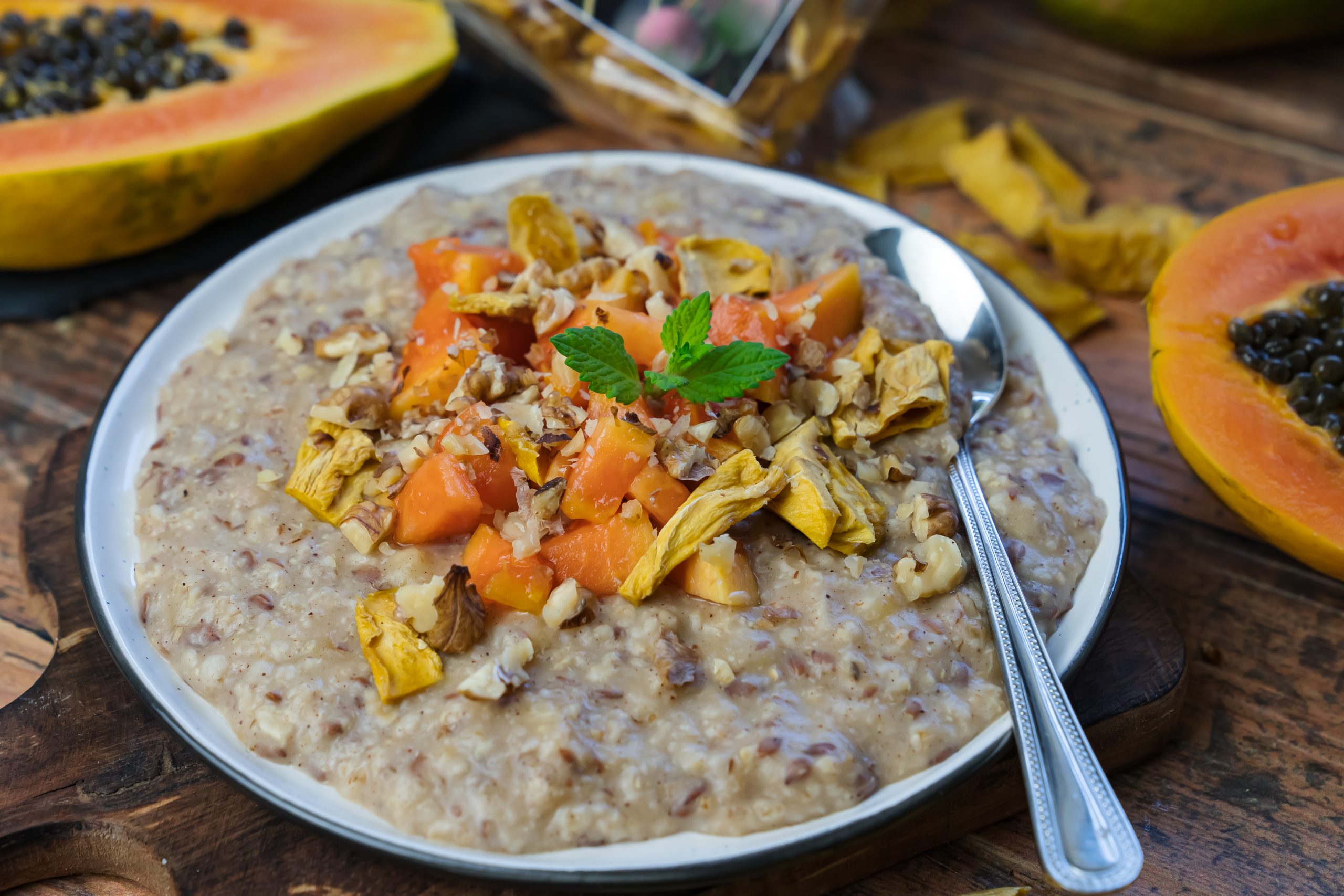 Cremiges Bananen-Porrige mit Mangostücken und Papaya-11