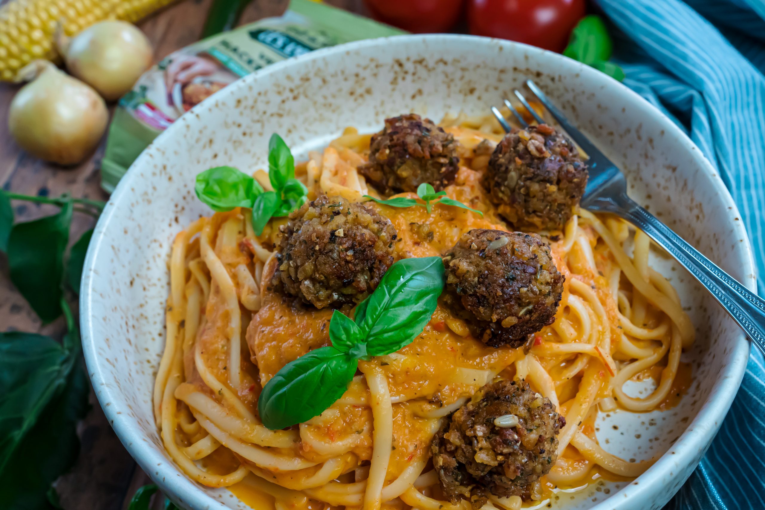Cremige Pasta mit gegrilltem Gemüse und veganen Hackbällchen