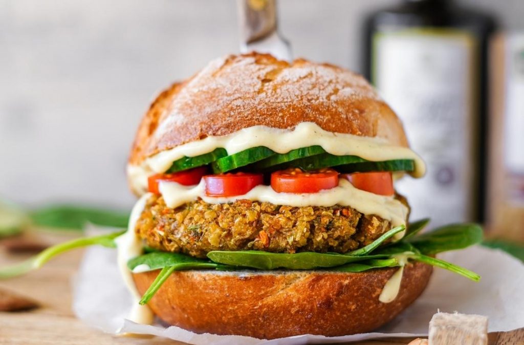 Veganer Sommerburger mit Nüssen, Hanfsamen + Olivenöl