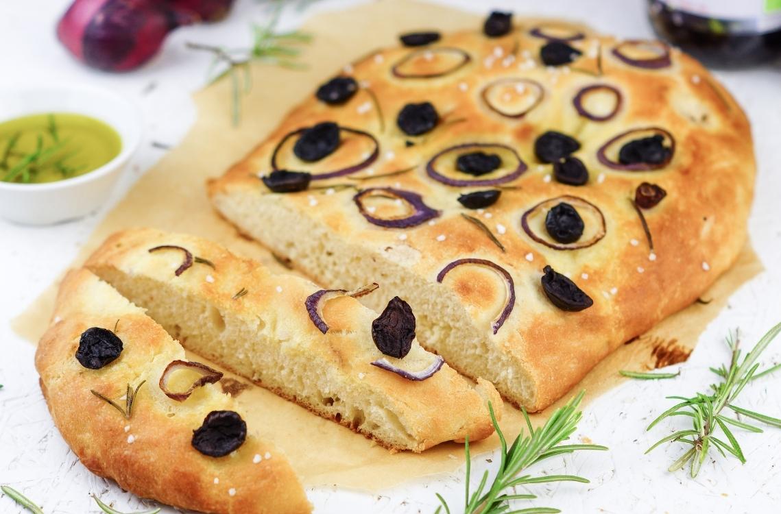 Neben Pizza gehört auch Focaccia zu den beliebtesten Gerichten in Italien. In Genau isst man das italienische Fladenbrot sogar über den ganzen Tag verteilt: zum zum Frühstück, als Snack zwischendurch oder auch als Fingerfood zum Aperitif.