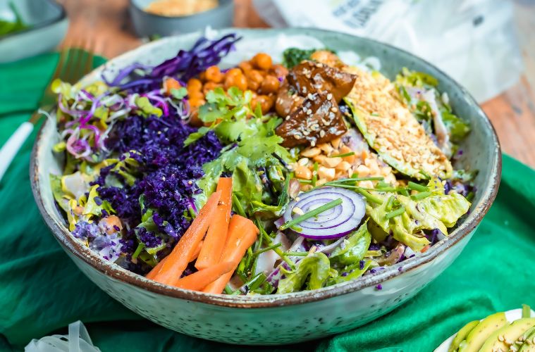 Gesunde Regenbogenbowl mit Tahin Sauce