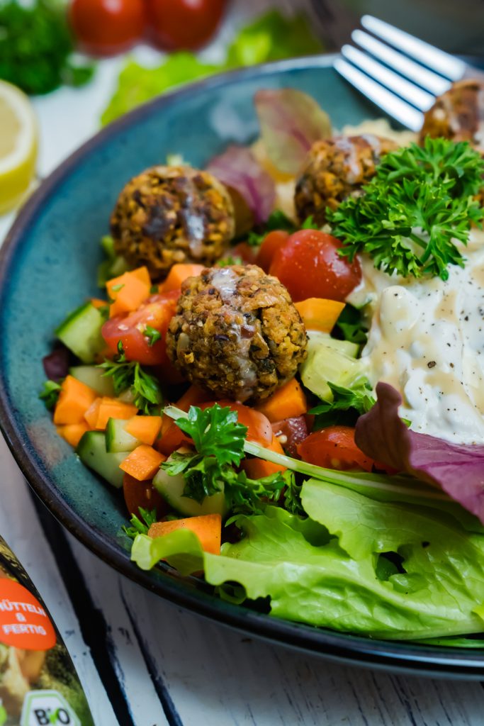 Bunte Bowl mit Hackbällchen und Tahinsauce_Biozentrale