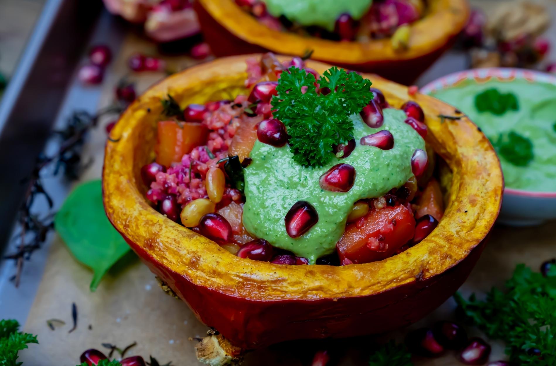 Gefüllter Kürbis mit Quinoa, Obst, Tahin-Pesto & Granatapfelkerne