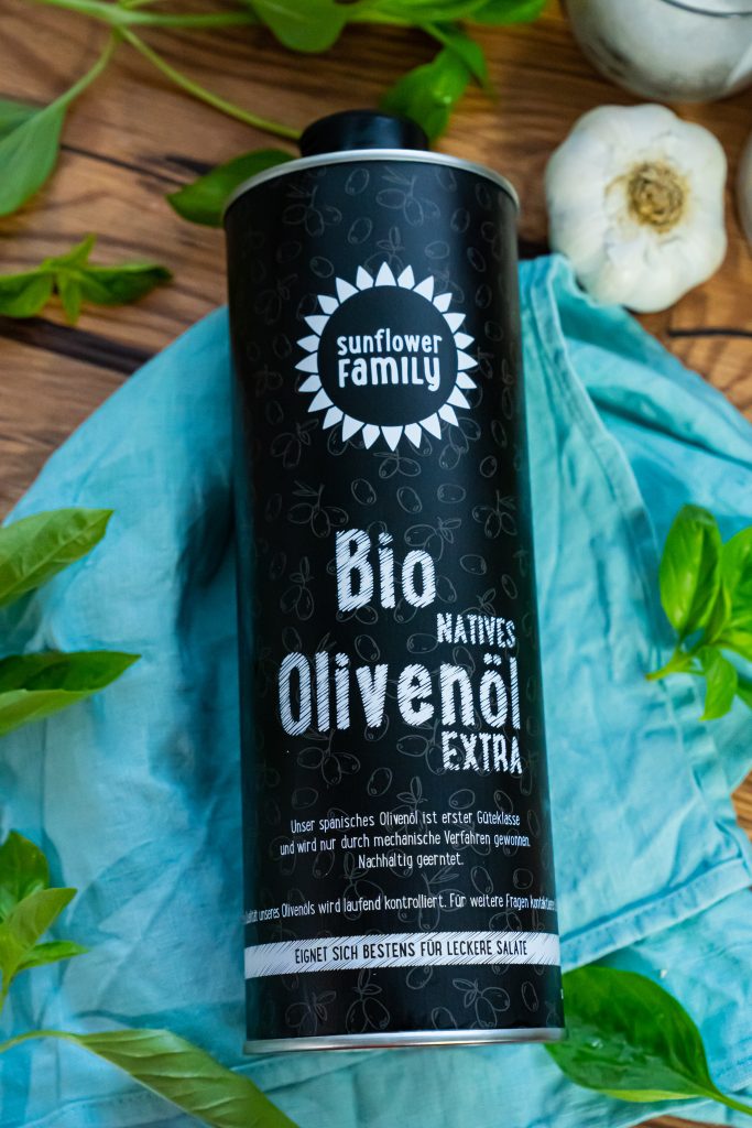 Basilikum-Pesto mit Sonnenblumenkerne! So unfassbar lecker! Dieses mediterrane Rezept ist Gaumenschmaus. Und weil das Thema Knoblauch immer mal ein Thema werden kann, wenn Kinder mitessen, haben wir dieses Mal eine pragmatische Lösung gewählt. Aber auch gesundheitlich Gründen lohnt es sich Knoblauch ab und an auch mal roh zu essen.