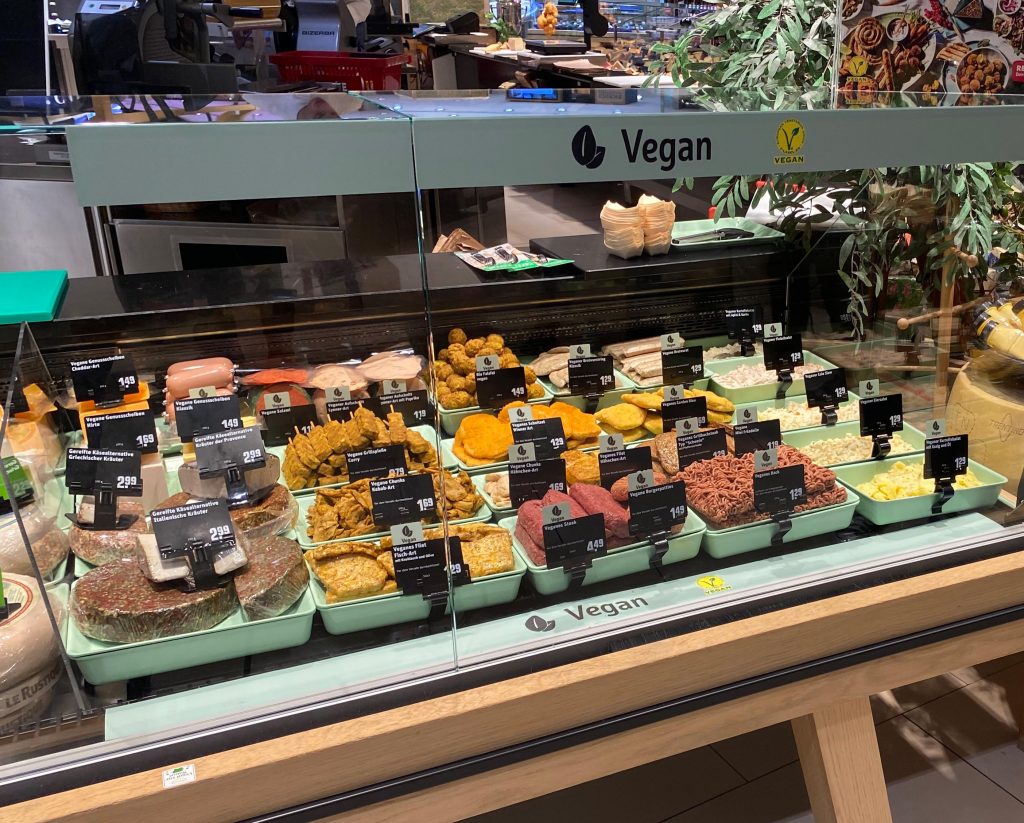vegane-theke-im-rewe-markt-1024x823
