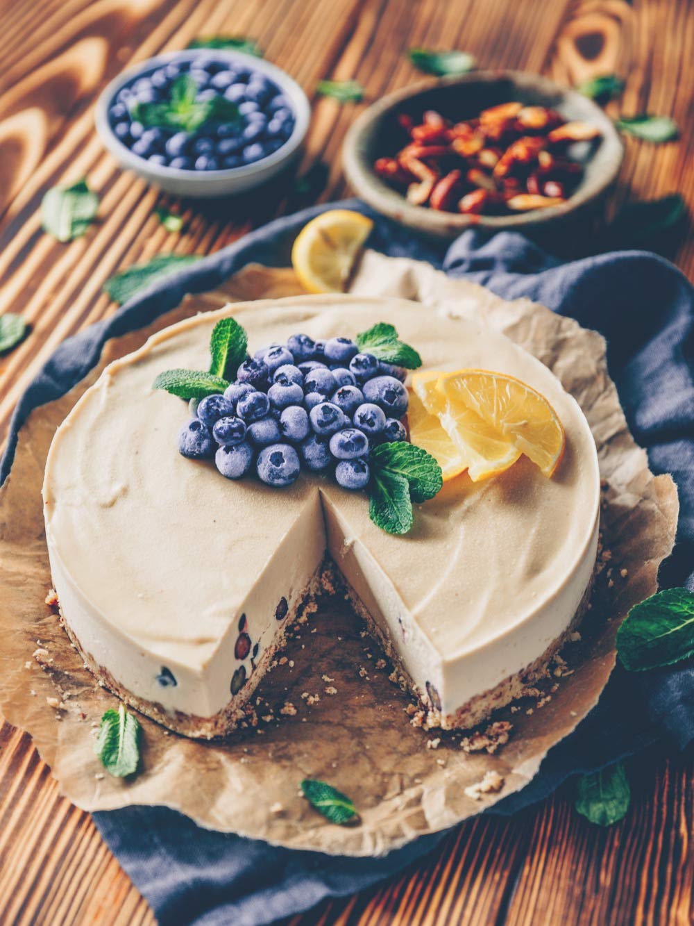 Alex Villena lädt mit seinem veganen KOchbuch: „Gönn dir!“ zum Schlemmen ein. Der Instagram-Star und Foodphotograph präsentiert in seinem Kochbuch Rezepte, die dich ganz sicher zu einem Cheat Day verlocken.