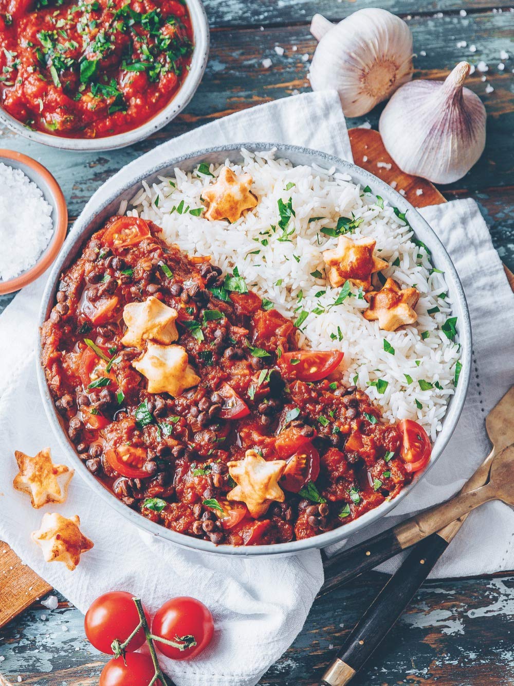 Alex Villena lädt mit seinem veganen KOchbuch: „Gönn dir!“ zum Schlemmen ein. Der Instagram-Star und Foodphotograph präsentiert in seinem Kochbuch Rezepte, die dich ganz sicher zu einem Cheat Day verlocken.