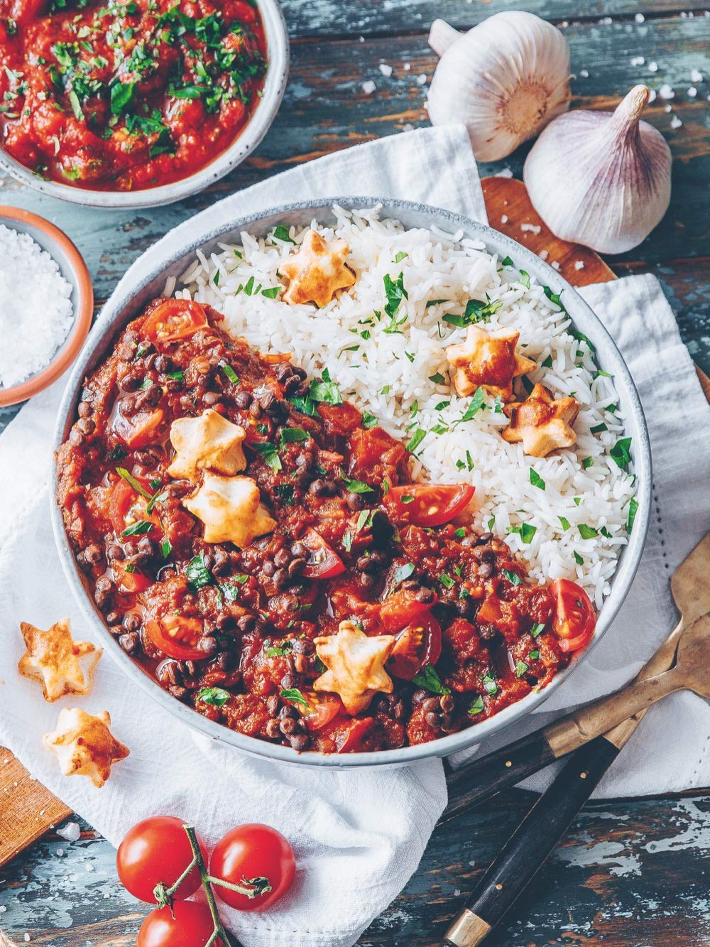 Alex Villena lädt mit seinem veganen KOchbuch: „Gönn dir!“ zum Schlemmen ein. Der Instagram-Star und Foodphotograph präsentiert in seinem Kochbuch Rezepte, die dich ganz sicher zu einem Cheat Day verlocken.