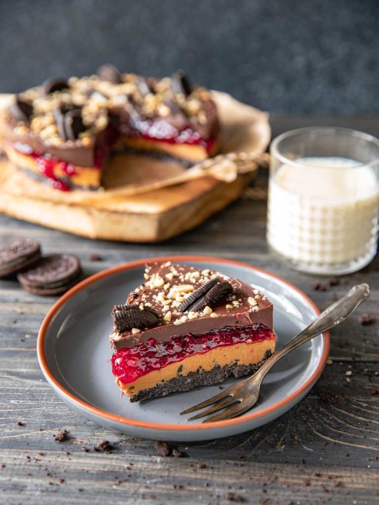 Freut euch heute auf das beliebte Rezept: NO BAKE Peanutbutter Cookie Heaven aus dem Kochbuch.