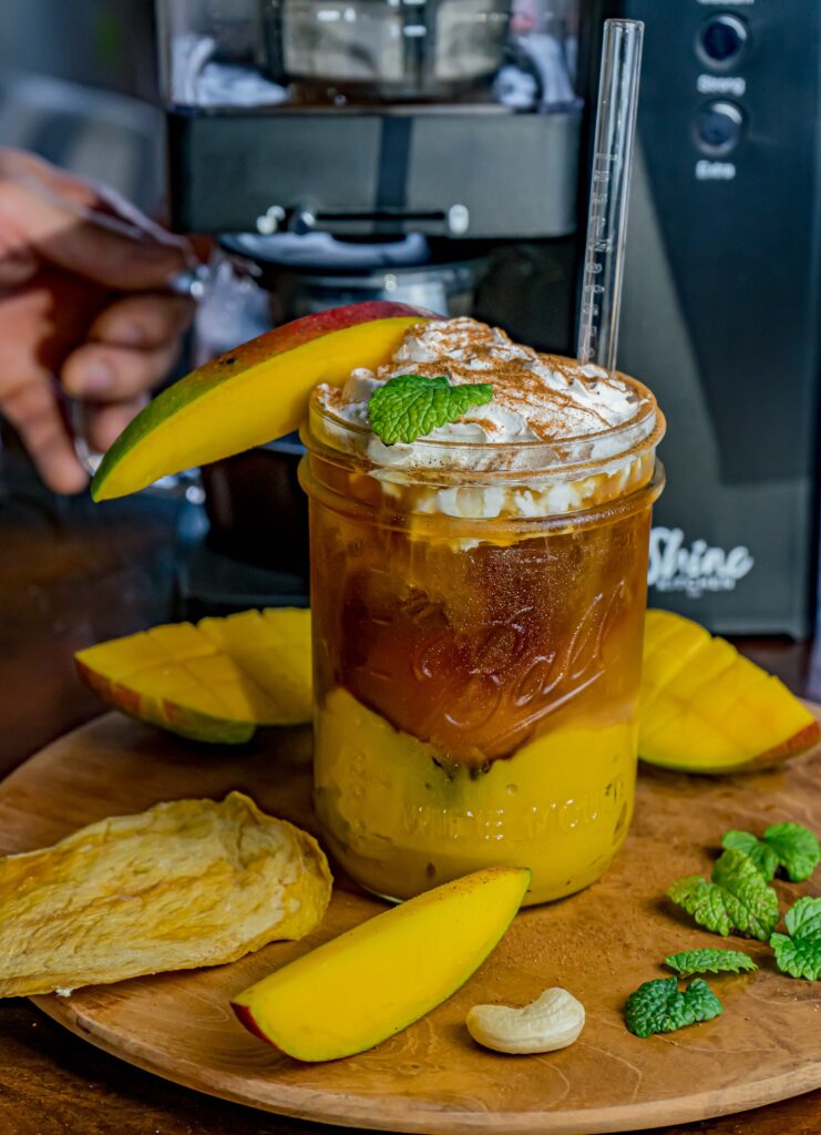 Cold Brew Kaffee mit Mango im Handumdrehen