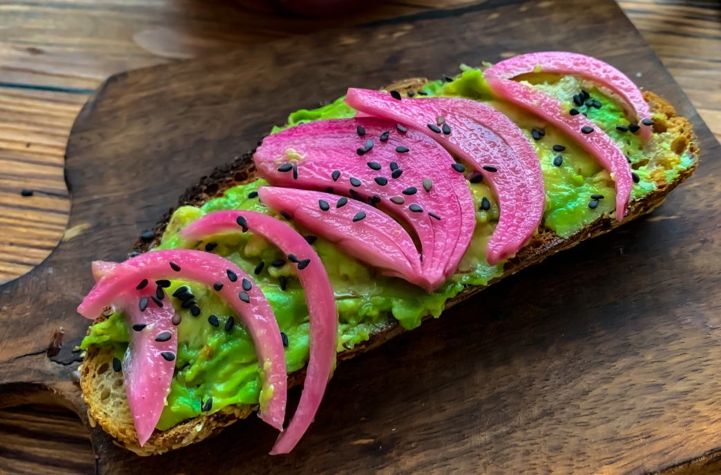 Dieses Rezept für eingelegte rote Zwiebeln besteht aus sehr guten Zutaten und ist schnell zubereitet.  Du kannst Pickled Onions als Topping auf Curry Gerichte, im Tacho, aufs Avocado Brot oder sogar im Salat genießen.