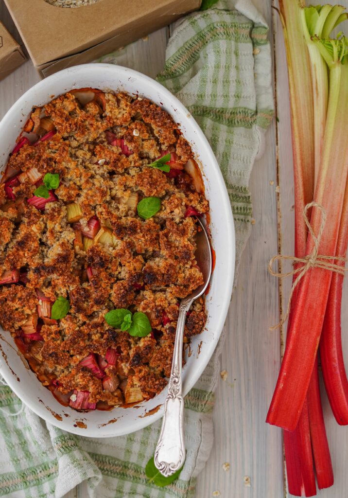 Rhababer Crumble mit Haferflocken und Nüssen