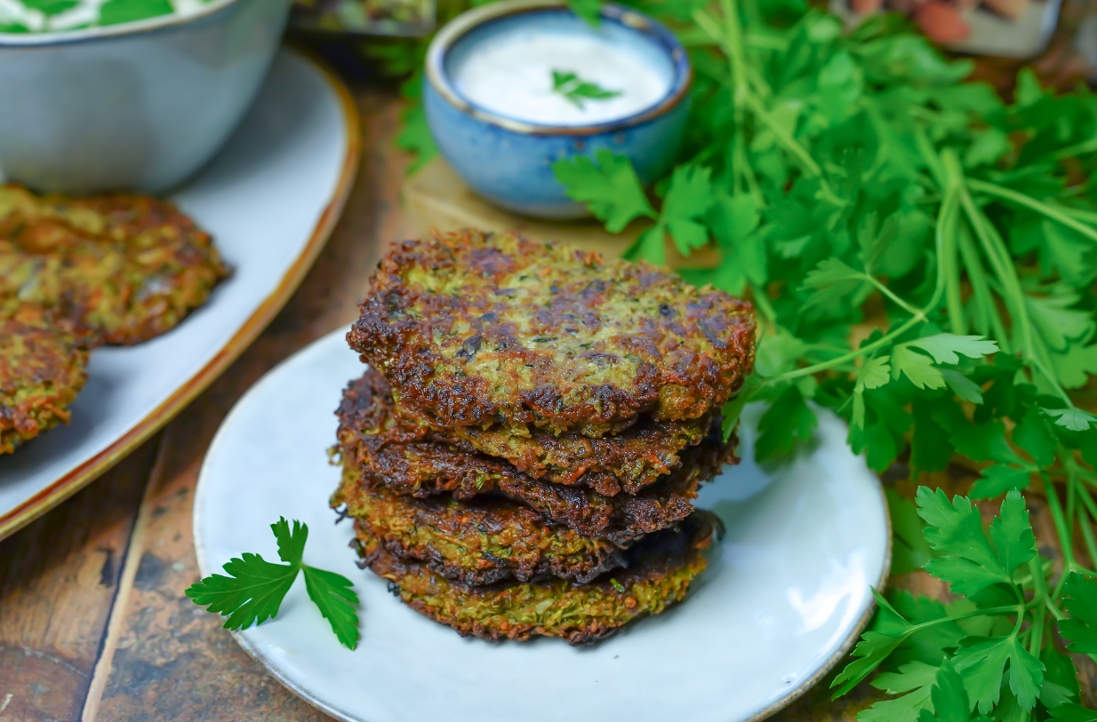 Vegane Zucchini Puffer mit Nüssen und Tahin Sauce