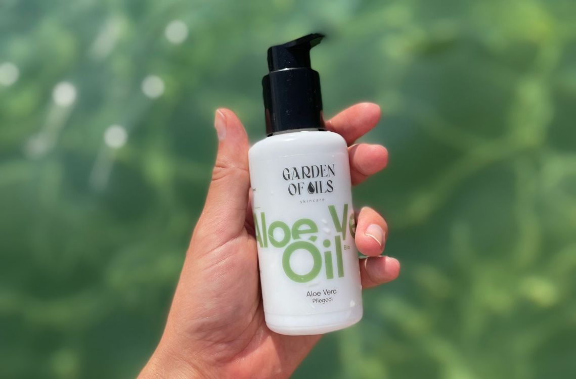 Aloe Vera enthält eine Vielzahl von Nährstoffen, einschließlich Vitaminen, Mineralstoffen, Aminosäuren und Enzymen. Diese Inhaltsstoffe sollen entzündungshemmende, beruhigende und feuchtigkeitsspendende Eigenschaften haben. Hier sind einige der häufigsten Anwendungen und Vorteile von Aloe Vera: Hautpflege: Aloe Vera kann bei der Behandlung verschiedener Hautprobleme wie Akne, Sonnenbrand, Hautausschlägen, Schnittwunden und Insektenstichen helfen. Sie kann auch zur Linderung von Trockenheit und Reizungen verwendet werden und das Hautbild verbessern. Haarpflege: Aloe Vera kann bei der Behandlung von Schuppen, juckender Kopfhaut und Haarausfall helfen. Sie spendet Feuchtigkeit, beruhigt die Kopfhaut und fördert gesundes Haarwachstum. Verdauungsgesundheit: Aloe Vera Saft wird oft als natürliches Heilmittel bei Verdauungsproblemen wie Sodbrennen, Magenverstimmungen, Verstopfung und Reizdarmsyndrom eingesetzt. Sie kann auch bei der Förderung einer gesunden Darmflora helfen. Immunsystem-Unterstützung: Aloe Vera enthält Antioxidantien, die das Immunsystem stärken und das allgemeine Wohlbefinden verbessern können. Sie kann auch entzündungshemmend wirken und den Körper bei der Bekämpfung von Infektionen unterstützen.