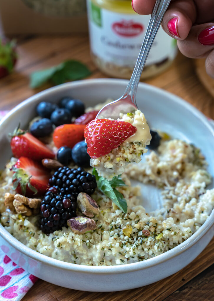 Hirseporridge mit Nüssen, Nussmus und frischen Beeren 